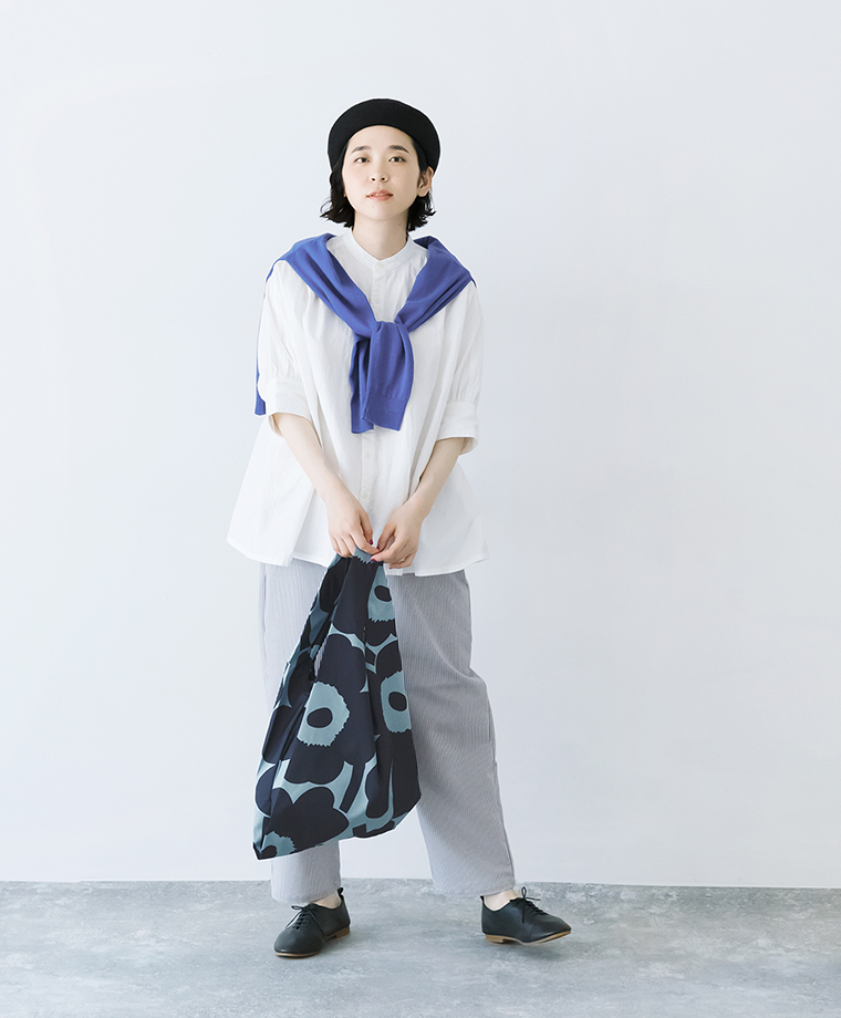 【 marimekko 】Smartbag Unikko(ブルー)／着用全身カット