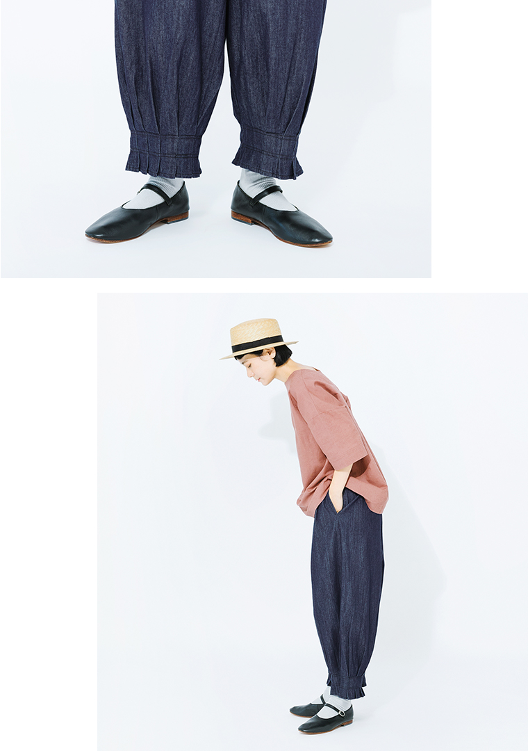 【&yarn】コットンデニム裾タックパンツ(インディゴ)／裾タックアップ・横向き全身カット