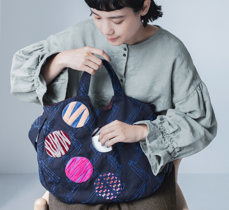 TOMOOColourful dots Zomia 2WAY バッグ(ネイビー)の高いデザイン性