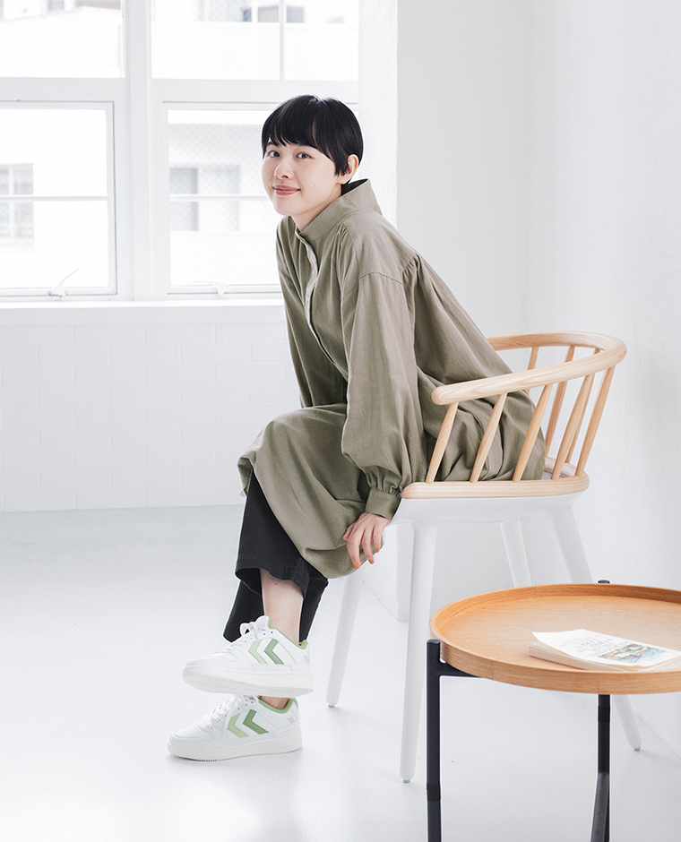 【 hummel 】ST. POWER PLAY WMNS／着用イメージ座りカット