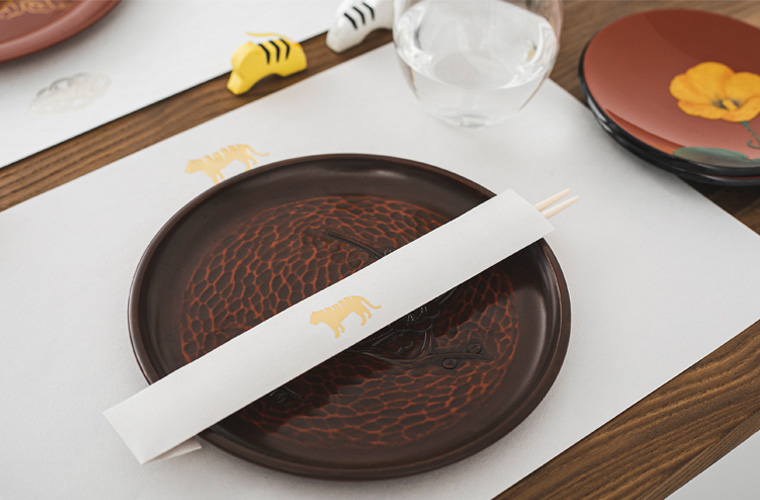 medetaya modernシリーズのテーブルウェア、ランチョンマットと箔押し箸包み