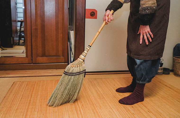 松野屋の群馬袋ほうき（短）で床のお掃除