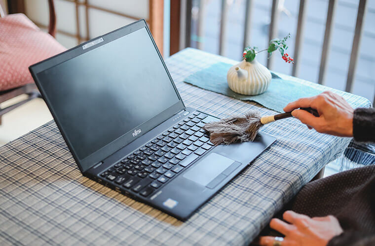 松野屋のダチョウ羽はたきミニでパソコンのキーボードのほこりを取る様子