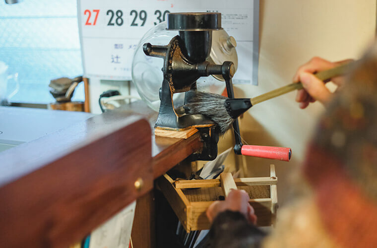 松野屋の鋳物刷毛（大）でコーヒーミルを掃除　拡大画像