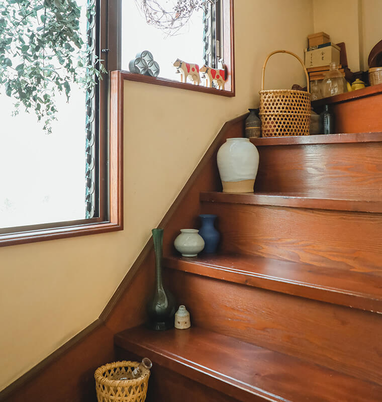 松野家の収納とインテリア　階段の花瓶やかご