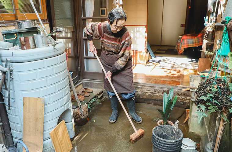 松野屋のシダデッキブラシ大で石畳を掃除