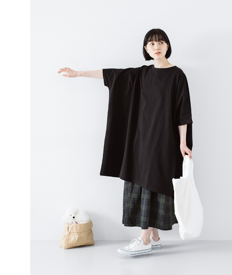 ichi カットワイドワンピース(ブラック)の袖デザインとタイプライタートートバッグ(ホワイト)