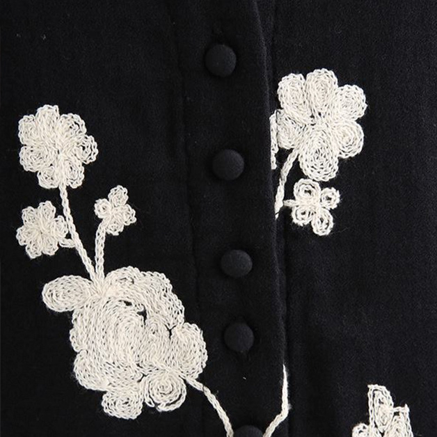 花柄チェーン刺繍のブラウス