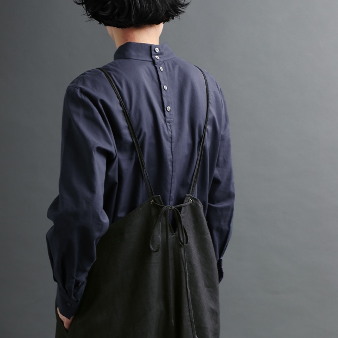 LOISIR　Vネックジャンパースカート（ブラック）とコットンツイルシャーリングギャザーブラウス（ネイビー）のバックデザイン