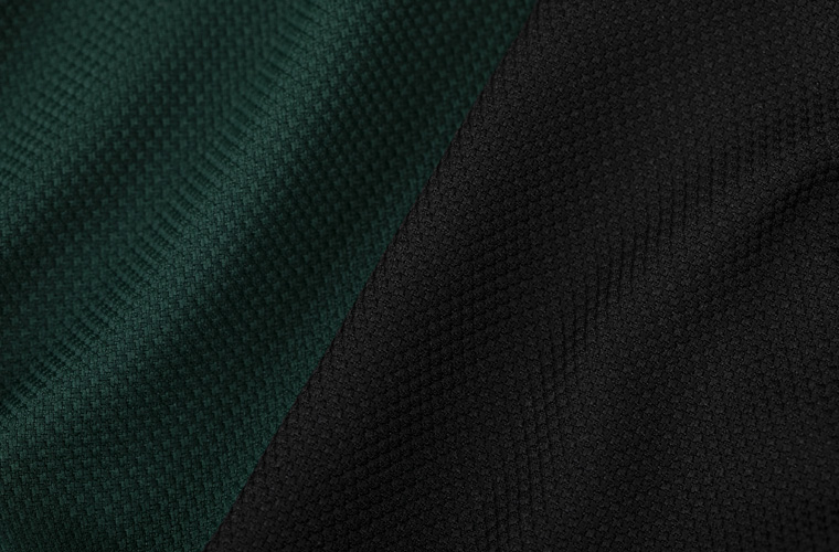 トレンドのグリーンとベーシックなブラックの2色展開。日本製のスクエアネックワンピース