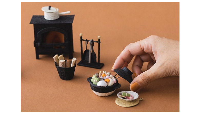 和紙でできたおでん鍋セットと小さな暖炉、薪ストーブセットの置物