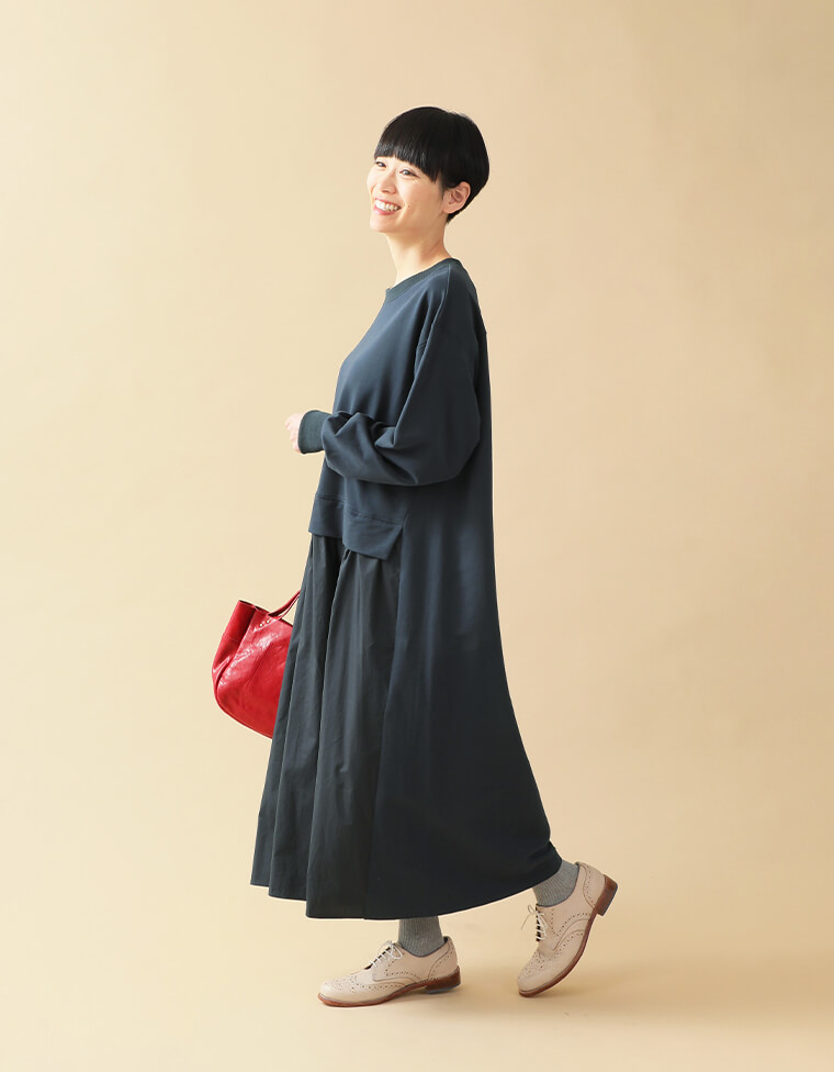 refined works　ミニ裏毛ドッキングワンピースのフロントのスカート部分のみ布帛で切り替えたデザイン