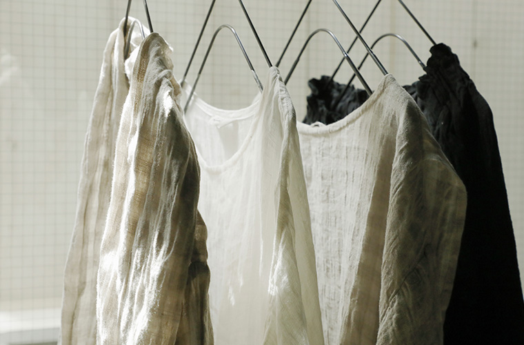 ichi リネンギンガム カーディガン(ナチュラル)とリネンギンガム プルオーバー(ホワイト)とリネンギンガム ドレス(ホワイト)とラミーローン フリルスカート(ブラック)のコーディネート