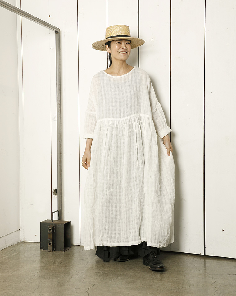 ichi リネンギンガム ドレス(ホワイト)ラミーローン フリルスカート(ブラック)のコーディネート