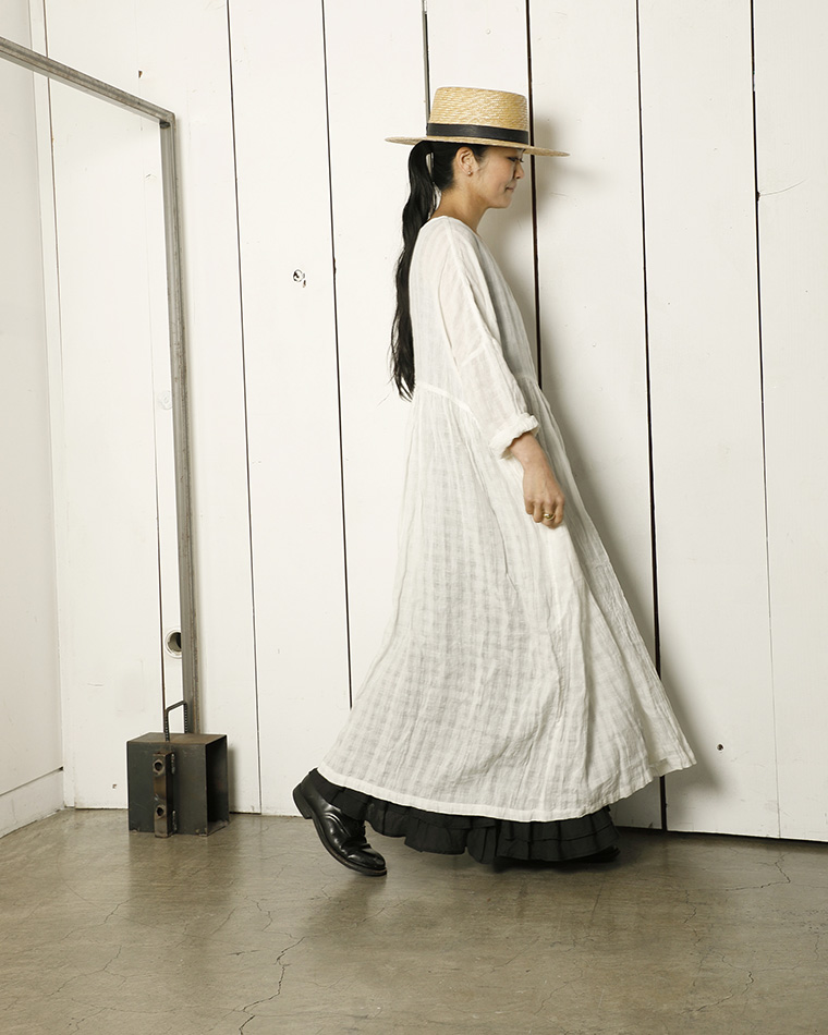 ichi リネンギンガム ドレス(ホワイト)ラミーローン フリルスカート(ブラック)のコーディネート