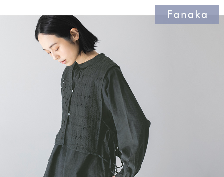 Fanaka　カットワーク刺繍ブラウス×ベスト(オフブラック)の着こなし