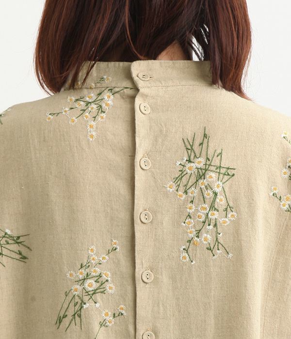 ELLIFE　リネンコットン平織デイジー刺繍　クラシカルワンピース（オフホワイト）の後ろボタン
