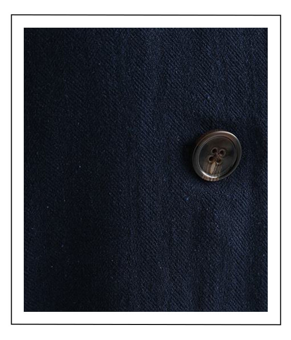 丸襟ロングコート(ネイビー)の生地とボタン寄り画像