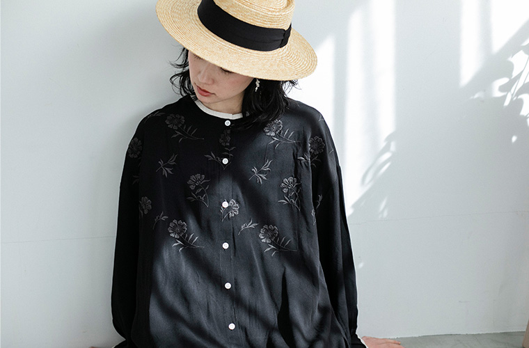 ohana パイピング刺繍アンティークフラワースタンドシャツ(ブラック)のコーディネート