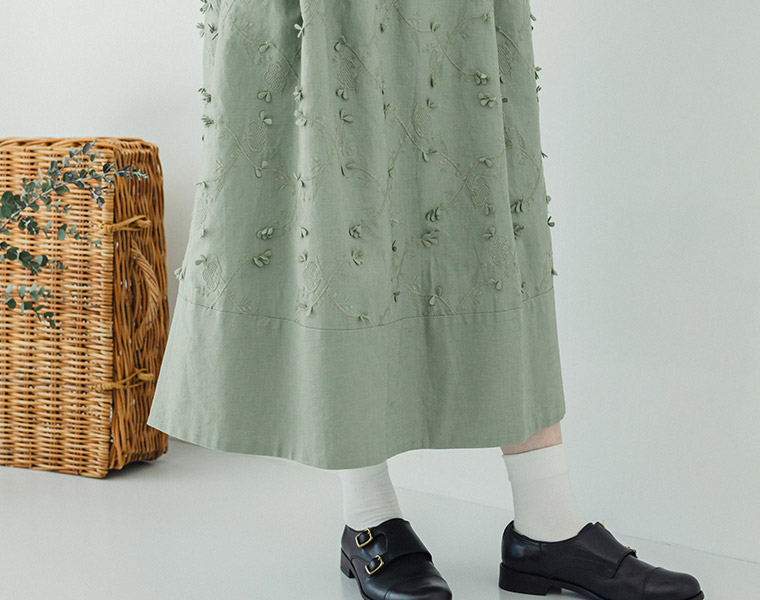 bulbul 刺繍タックギャザースカートの刺繍と裾まわりの拡大画像