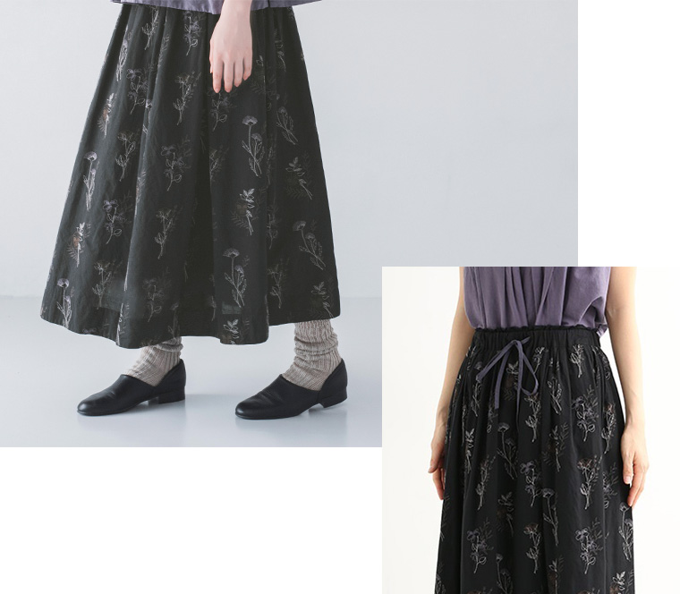 tukuroi by SUN VALLEY コットンリネンローン総柄刺繍タックスカート(ブラック)の刺繍や配色リボン