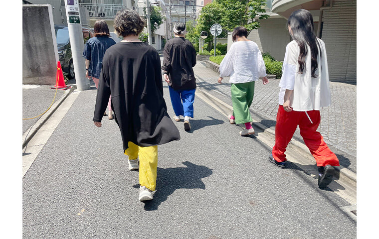 カラーパンツ着用の歩き画像