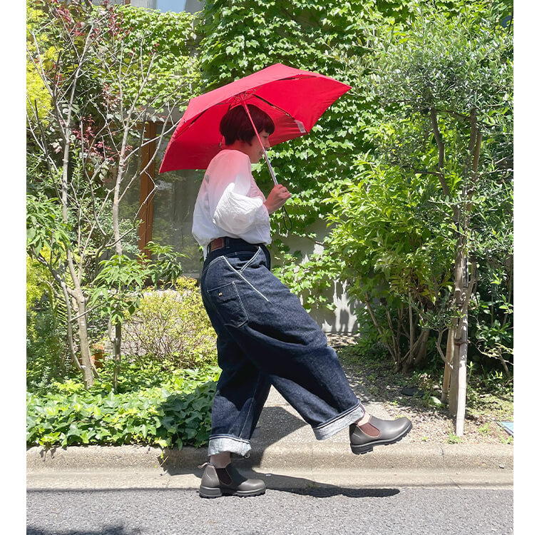 小石川「HUNTER」ミニコンパクト折り畳み傘と「Blundstone」サイドゴアの着用画像