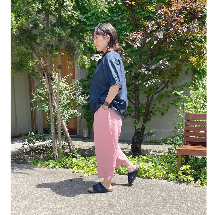 瀬戸さん「ista-ire」平織リネンよくばりパンツ　ピンクカラー着用画像