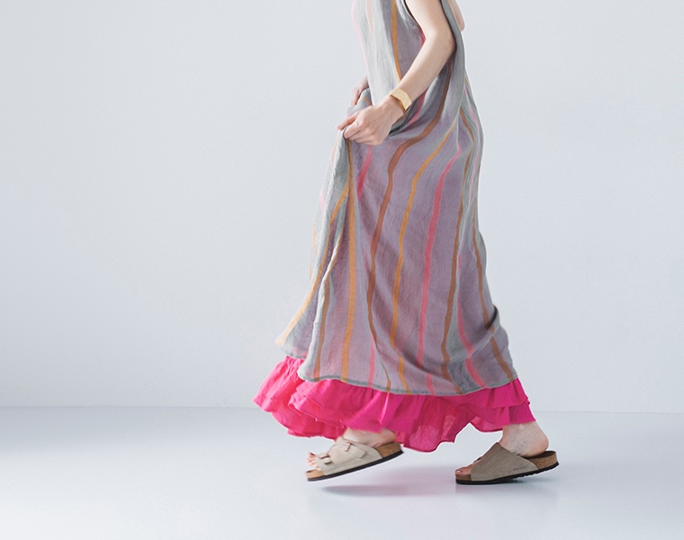 ICHI Antiquites　ラミーローン フリルスカート(ピンク)とリネンドビーストライプ スリーブレスドレス(グレー)のデザイン