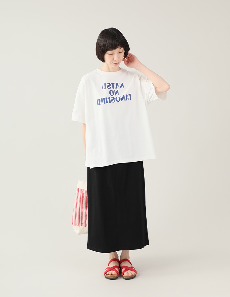 AUG　	ナツノタノシミ　Tシャツ(オフホワイト)とBOXスカート(ブラック)のコーディネート