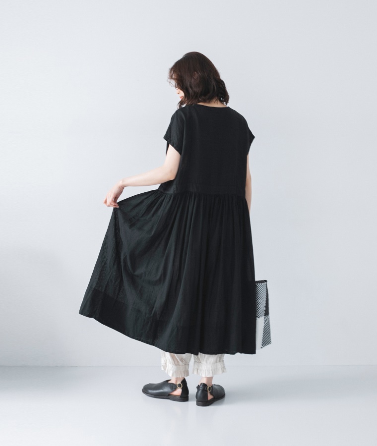 SUN VALLEY　フレンチリネン日本製品染切替ワンピース(ブラック)とコットンダンガリー裾シャーリングパンツ(バニラ)の着こなし