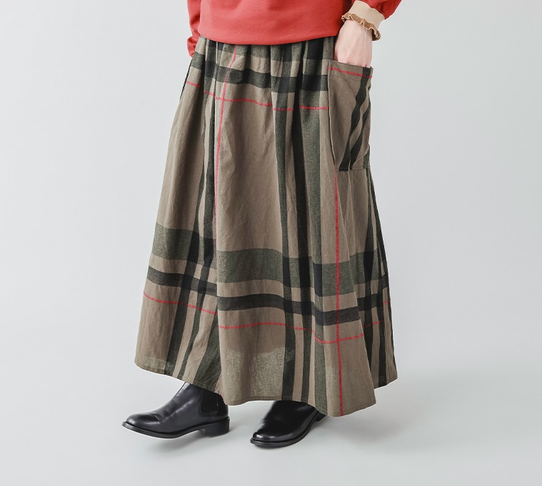 BLUCIELO　オリジナルBIGチェック　ギャザースカートのモカカラーに映える赤のラインやビッグポケット