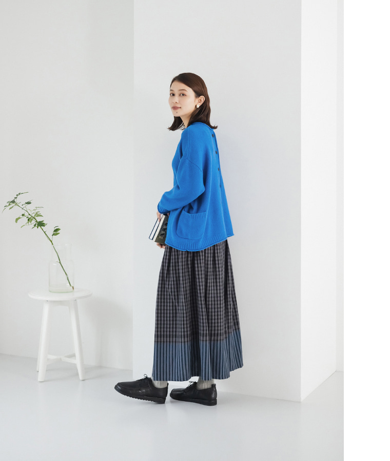 コットンリネン綾織りパネルチェック起毛スカート(ダークグレー×ブルー)のサイドスタイル