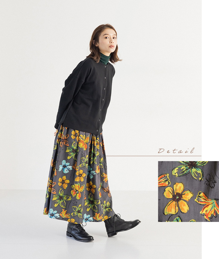 【カリネ】キャンブリック大きいお花プリントギャザースカート(チャコール)の柄が分かるカット