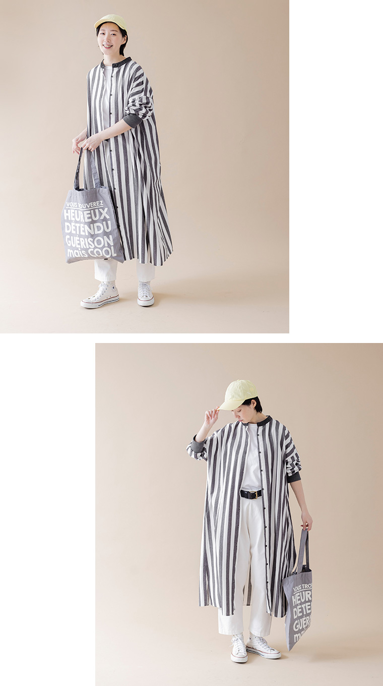Lintu Laulu 綾織コットン100％オリジナルストライプのリブ使いシャツワンピース(ホワイト×スミクロ)と2タックゆったりチノパンツ(オフホワイト)のコーディネート